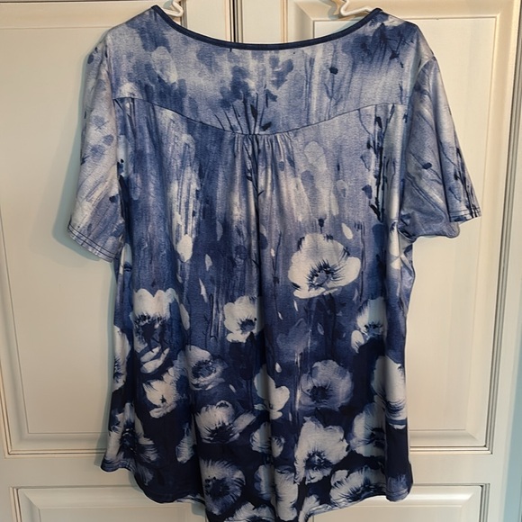 Floral loose fitting top. Faux wood buttons. XL - Picture 5 of 5